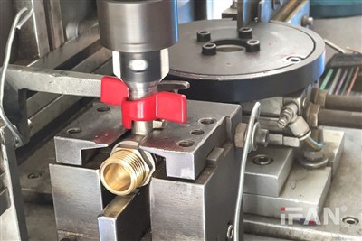 Mässingsventil i sanitetssystem